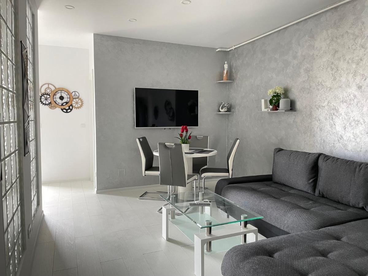 Luxury Westpark 2-Room Apartment Lakeview W5 Бухарест Екстер'єр фото